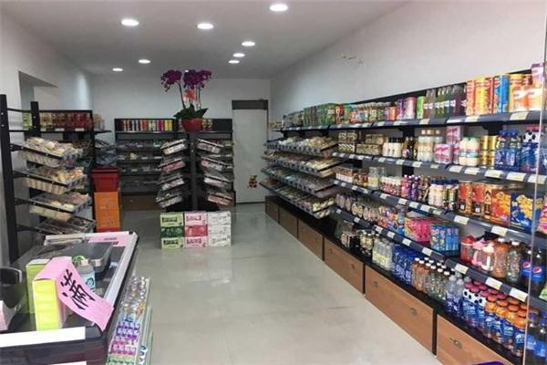 七嘴八舌零食店