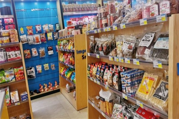 七嘴八舌零食店