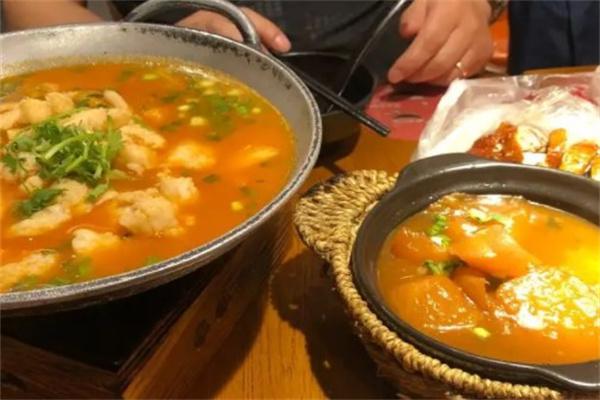 苗小坛酸菜鱼捞饭加盟