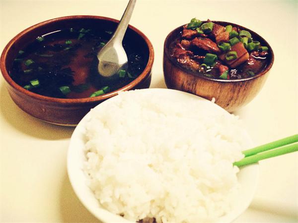 坛肉酸菜米饭