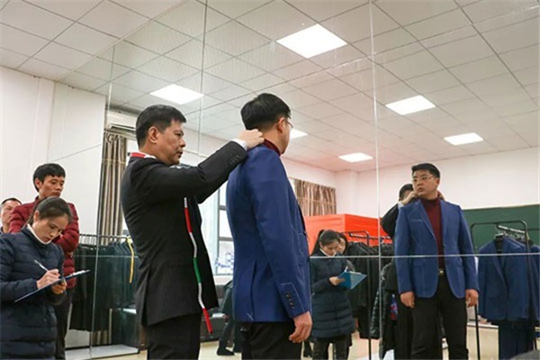 雷尼德西服