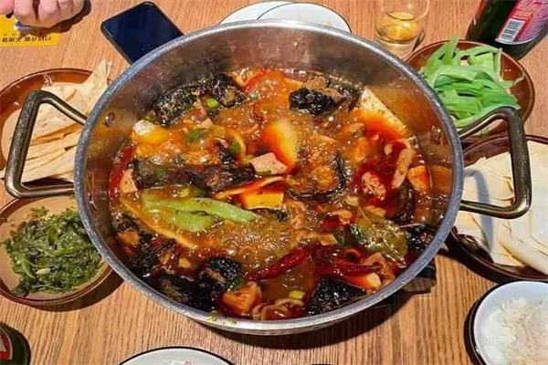 八两肥肠鸡煲火锅